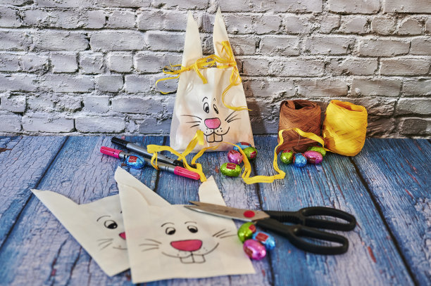 制作复活节纪念品的各种器具。图片下载