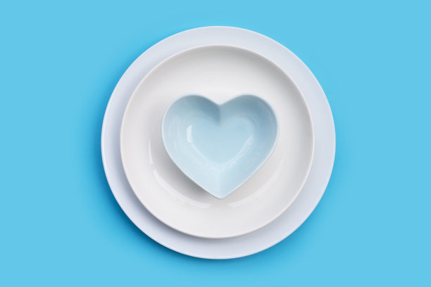 蓝色背景上的一堆菜。图片下载