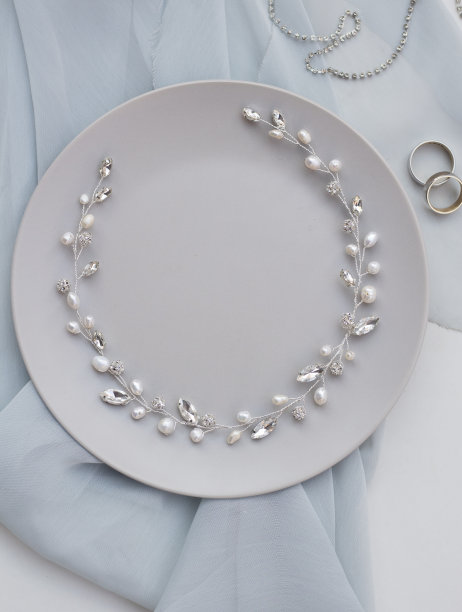 新娘的婚礼发饰。新娘珠宝首饰了。头巾的新娘。头饰图片下载