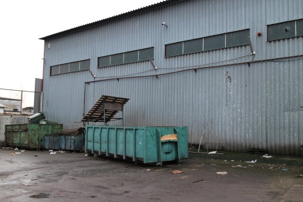 金属机库里的垃圾桶图片下载
