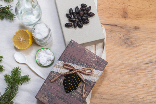 裁剪照片的礼品盒和一套环保清洁和清洁产品的家庭和办公室。从上面的木桌上拍下的照片。图片下载