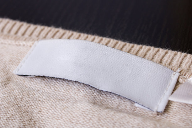 米色毛衣特写上的空白标签图片下载