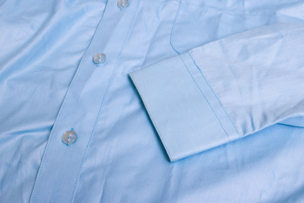 纽扣和袖子上的蓝色衬衫特写图片下载
