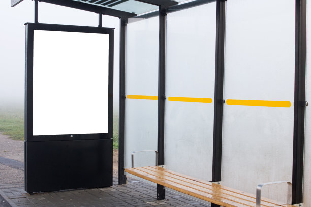 在公交车站张贴广告的条幅图片下载