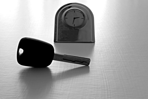 钥匙和时钟上模糊的绘制背景图片下载