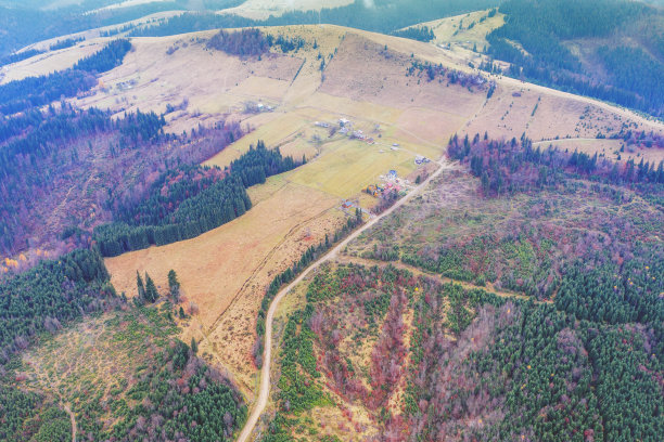 秋天从山路上俯瞰。喀尔巴阡山脉。乌克兰图片下载