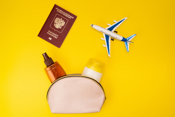 旅游旅游的概念。旅行护照和化妆品用于晒黑或防晒。准备一个阳光明媚的假期图片下载