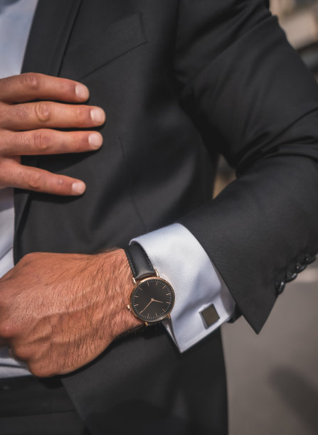 街头风格优雅的黑色西装，白色衬衫和太阳镜。和城里一个留着长发的英俊年轻白人男人在一起。时尚编辑。漂亮的手表图片下载