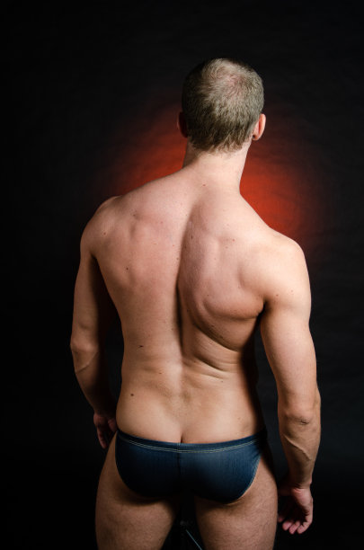 男性炫耀他的肌肉。体育锻炼健身。图片下载