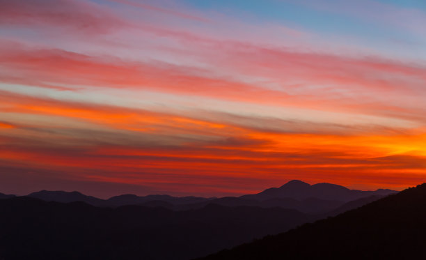 多米尼加共和国加勒比山区日落与橙色和蓝色的天空的戏剧性图片。图片下载