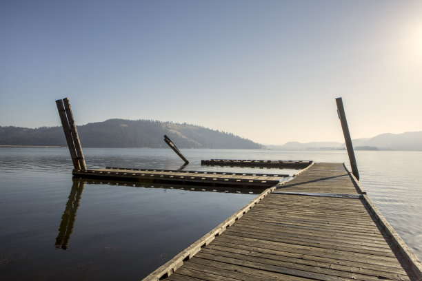 小船停泊在平静的湖面上。图片下载