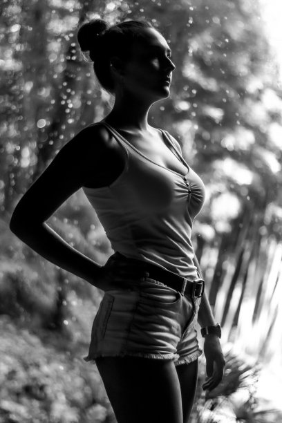 生活方式，夏天瀑布下的漂亮金发女郎。黑白照片图片下载