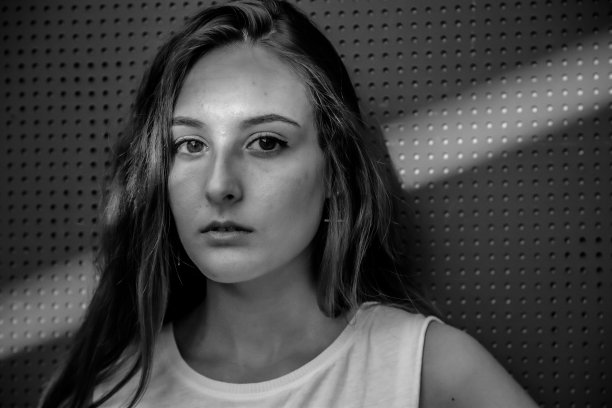 街头风格，一个美丽苗条的金发美女与美丽的外表图片下载