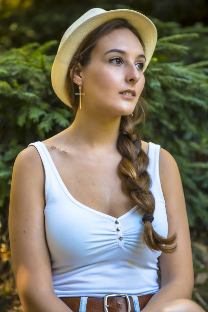 一个夏天梳着辫子，穿着白色t恤的金发女郎图片下载