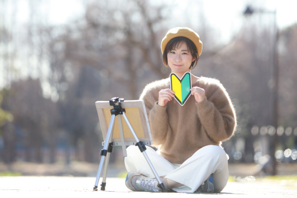 一个画着初学者标记的女人图片下载