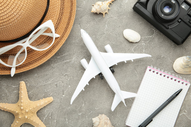 计划暑假，旅游和旅行的复古背景。带灰色配件的旅行者笔记本。平的。图片下载