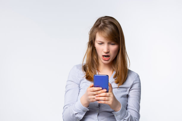 愤怒的年轻女性看智能手机沮丧没有信号或诈骗信息，疯狂的女性失望的手机阅读坏消息，难过的女孩得到负面或拒绝的回应手机图片下载