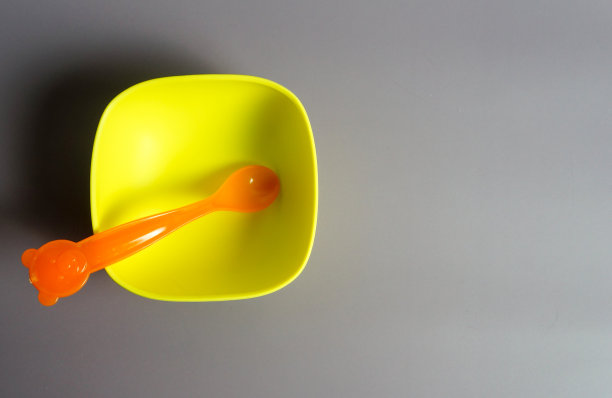 婴儿食品的概念，绿色现代硅胶板配匙图片下载