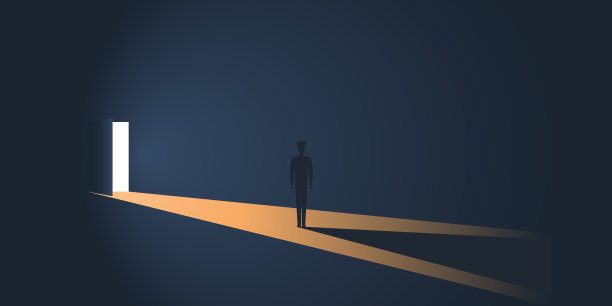 一个人在黑暗的房间里，明亮的光透过一扇敞开的门图片下载