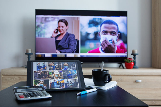 多屏幕家庭办公设置为网络研讨会和电话会议图片下载