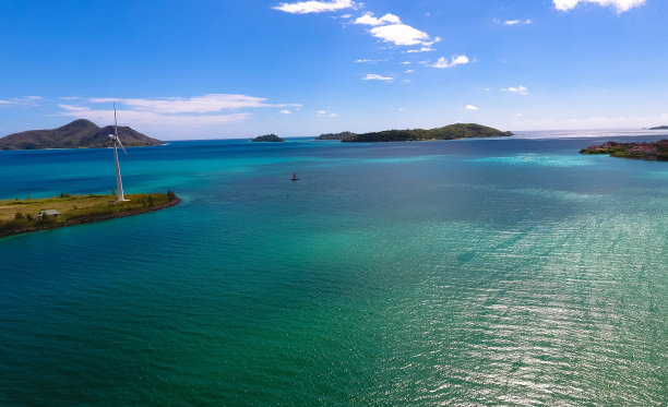 鸟瞰图风力涡轮机生产清洁电力维多利亚港，马埃岛，塞舌尔图片下载