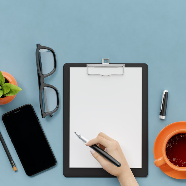 办公室，商务用具放在蓝色的桌子上，电话，一杯茶，铅笔，笔记本，玻璃杯，花盆里的植物。手签文件。3 d演示。渲染。图片下载