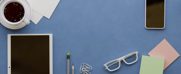 办公室桌面上方的照片。电话，茶杯，眼镜，铅笔，笔记本，钢笔，盆栽在光的背景。顶视图与复制空间，平放。3 d演示。渲染。图片下载