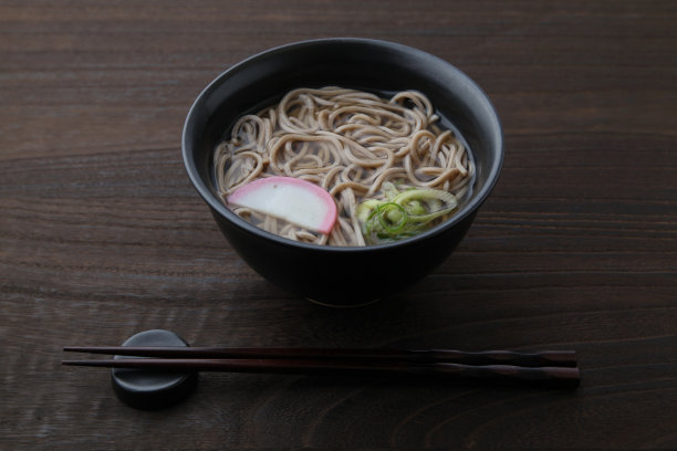 荞麦面日本孤立在木桌上图片下载