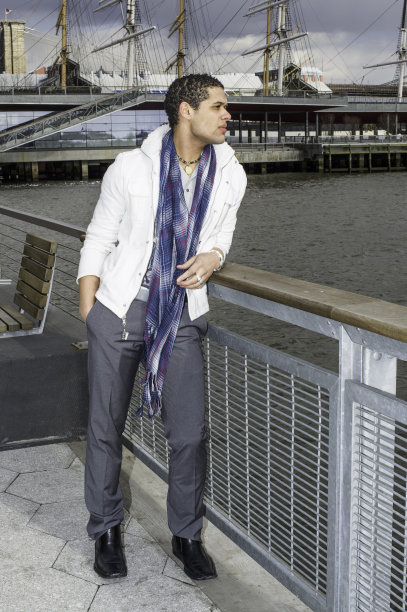 年轻人在纽约市的户外休息图片下载