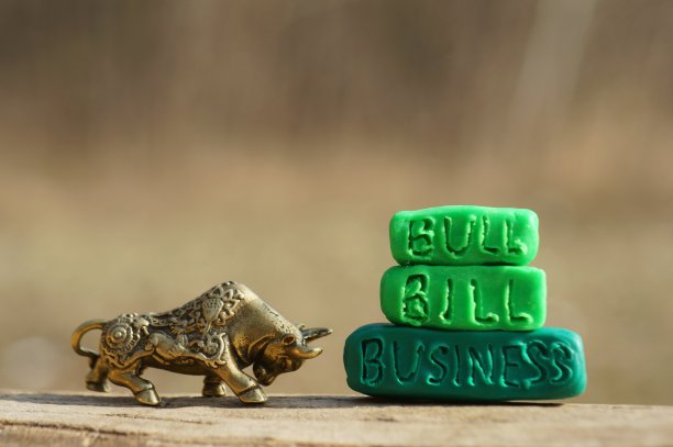 牛小雕像的特写镜头。图片下载