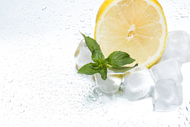 柠檬环与冰和薄荷在银色的背景特写图片下载