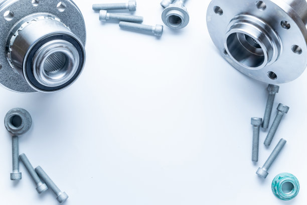 Sapre部分。白色背景上的汽车机械备件或汽车零件。一套新的金属汽车零件。带文本空间的维修和车辆服务。图片下载