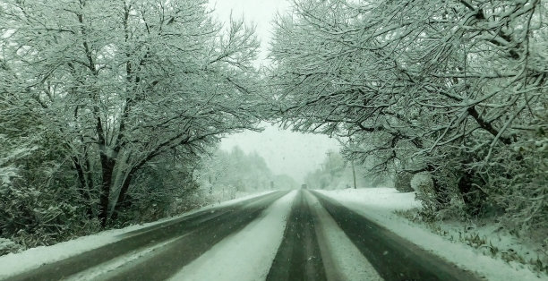 在暴风雪中开车图片下载