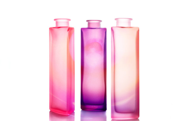 三个原装的彩色磨砂玻璃瓶。图片下载