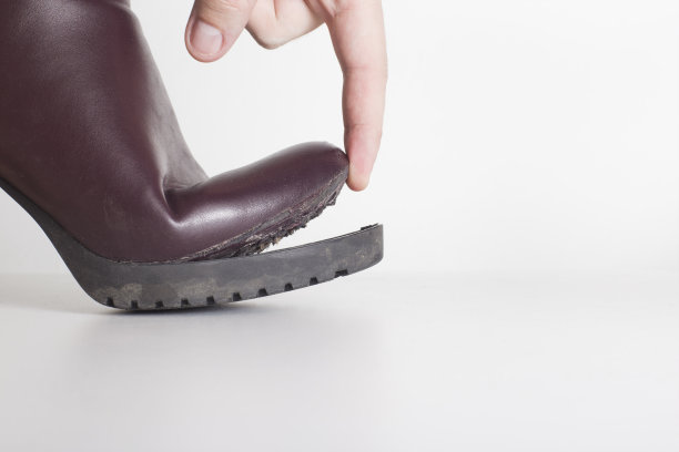 劣质的春夏女鞋，鞋底已经脱落。白色背景，文本复制空间图片下载