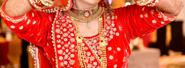 巴基斯坦印度新娘在婚礼上展示她的金项链图片下载