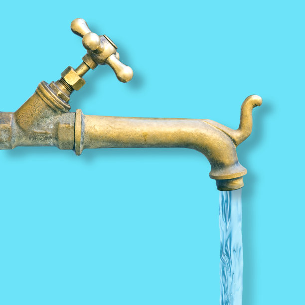 一个古董水黄铜水龙头的细节孤立在纯色背景-图像与复制空间图片下载