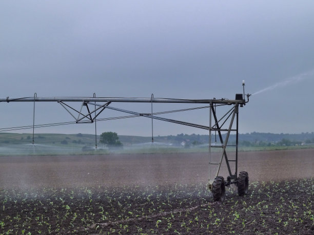轮式灌溉系统灌溉农田图片下载