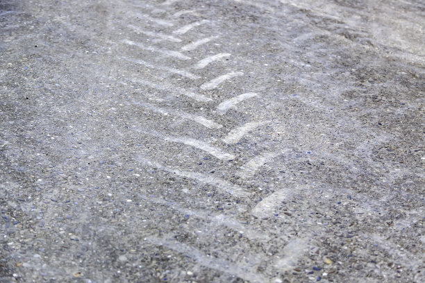 街道上的车轮痕迹图片下载