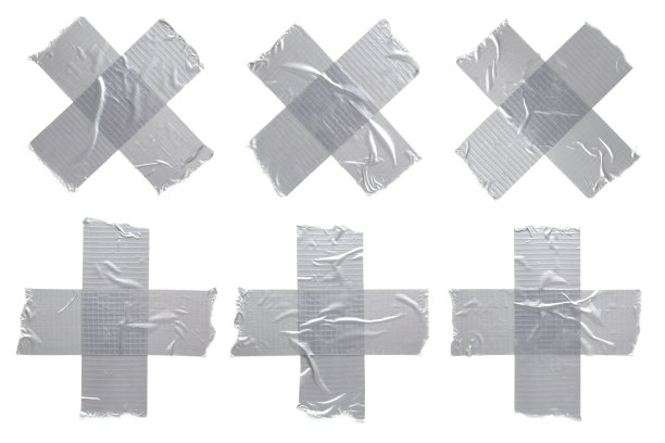 一套银灰色胶带交叉在白色背景。撕破皱巴巴的灰色胶带交叉着。图片下载