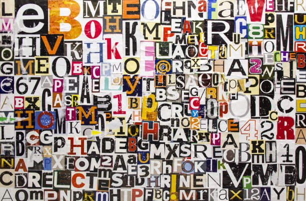 彩色抽象拼贴画从撕裂和剥落的剪报与报纸杂志的字母和数字。从破旧的纸杂志背景上剪下的字母。图片下载