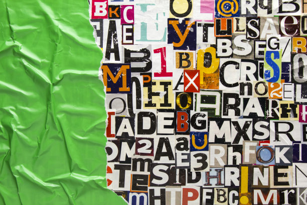 从报纸杂志的字母和数字剪报上剪下来的彩色抽象拼贴画被撕破和弄皱了。把杂志纸。图片下载