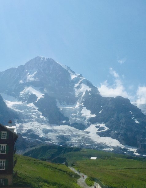 山越过绿色的田野图片下载