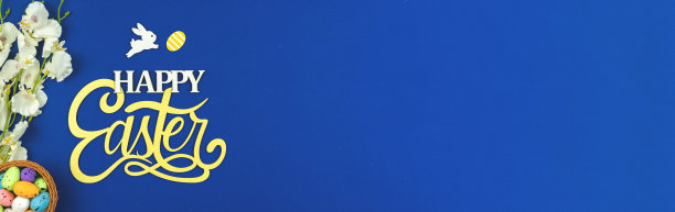 复活节快乐旗帜与复活节彩蛋和春天的花，贺卡概念与木制文本，蓝色背景和复制空间图片下载