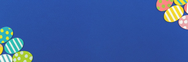 彩色复活节彩蛋边界旗帜，平躺和俯视图组成在一个蓝色的背景，复制空间图片下载