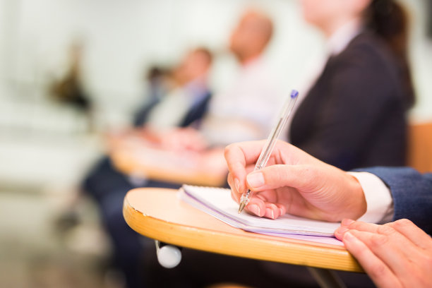 商人在会议厅手工做笔记的剪影图片下载