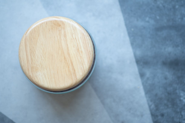 一个圆的木罐盖。俯视图图片下载