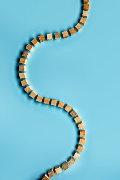 方块在蓝色背景象征弯曲的路径图片下载