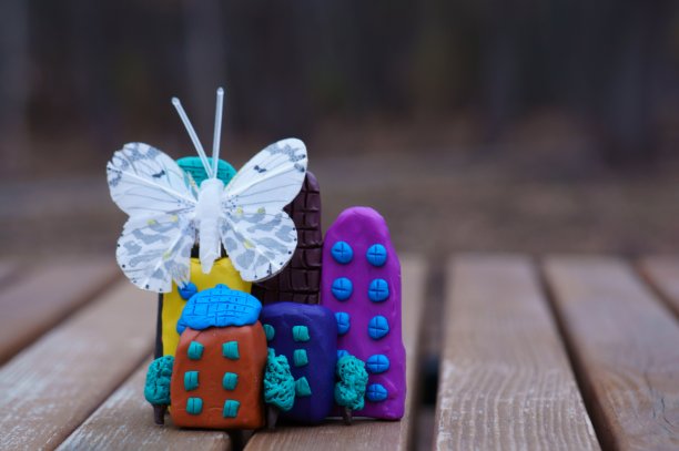 一个橡皮泥玩具房子和一只蝴蝶。图片下载