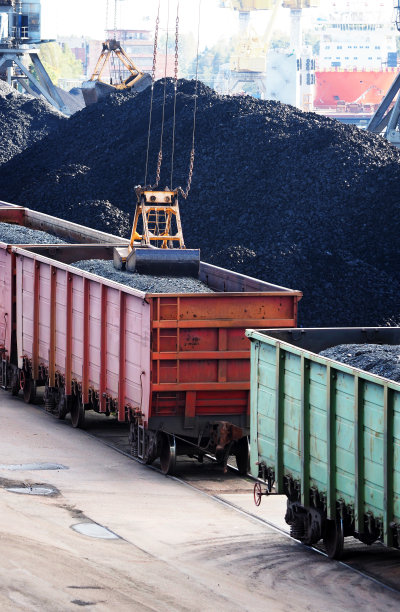 阿尔戈港，将煤炭装进铁路货车，铁路。货物码头起重机。工业背景。海港图片下载